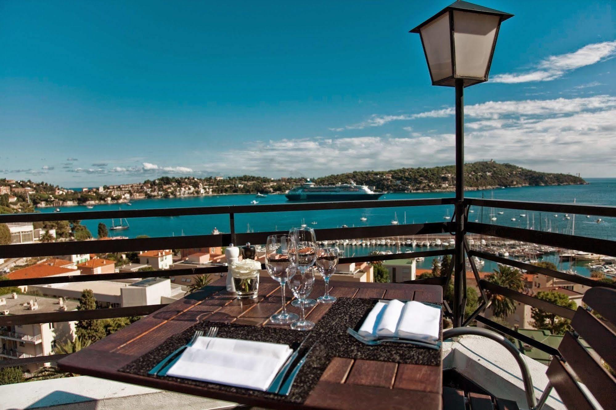Le Versailles Hotel 3*